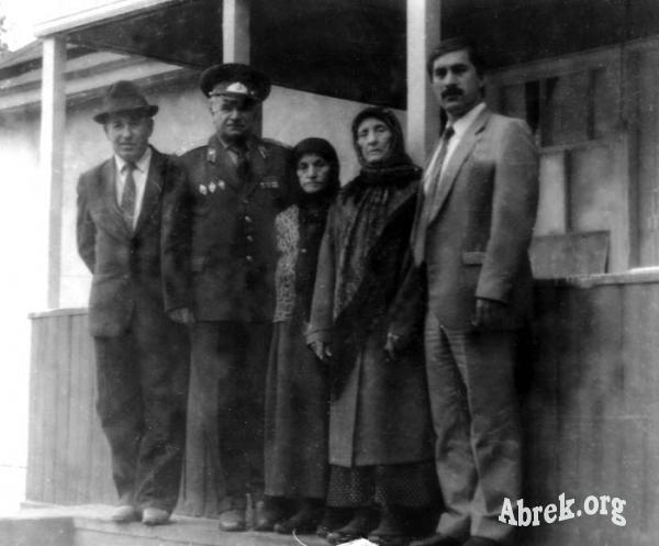 Агав Агаев с  внуком и дочерьми Зелимхана
