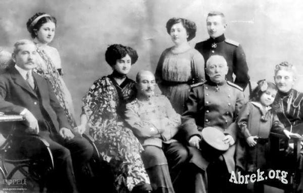 Муртуза Мухтаров (слева) с семьей Лизы во Владикавказе.